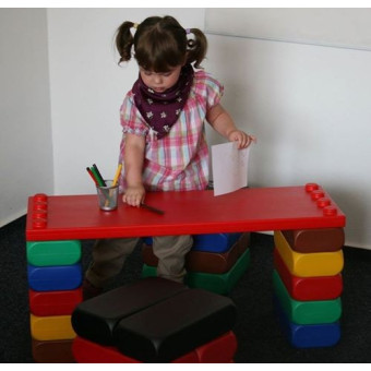 Een tafel om op te kleuren of schilderen Een tafel om op te kleuren of schilderen