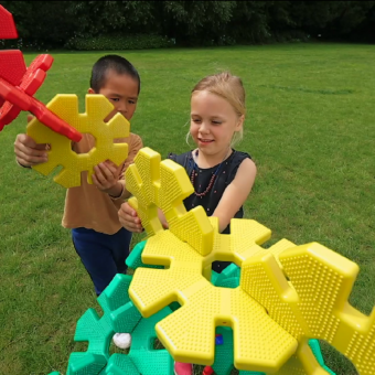 Spelen met 100% gerecyclede Octoplay schijven – duurzaam speelgoed voor bewuste ouders.