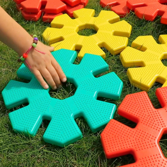 Close-up van grote, heldergekleurde Octoplay-schijven met verbindingspalen, gemaakt van 100% gerecycled plastic. Close-up van grote, heldergekleurde Octoplay-schijven met verbindingspalen, gemaakt van 100% gerecycled plastic.