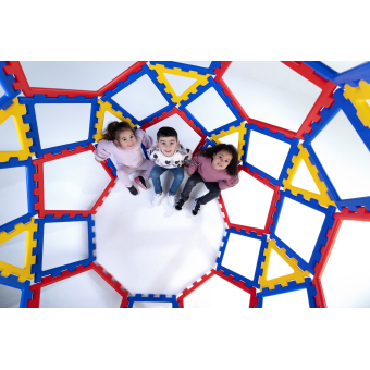 Creëer een gigantisch koepel met deze 62 stuks tellende set van XL polydron platen.