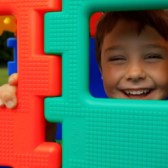 speelgoed om samen te werken, leren bouwen, vormen en kleuren begrijpen. Perfect voor scholen en kinderopvang.