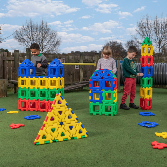 Kinder bauen bunte 3D-Konstruktionen mit Giant Polydron aus 100 % recyceltem Kunststoff