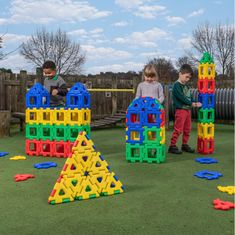 Kinder bauen bunte 3D-Konstruktionen mit Giant Polydron aus 100 % recyceltem Kunststoff