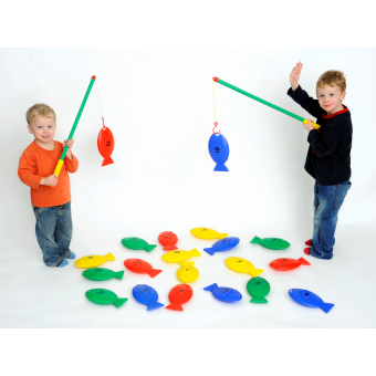 2 kinderen spelen vrolijk met een visspel en hebben veel plezier, ze leren tellen hierdoor. 2 kinderen spelen vrolijk met een visspel en hebben veel plezier, ze leren tellen hierdoor.