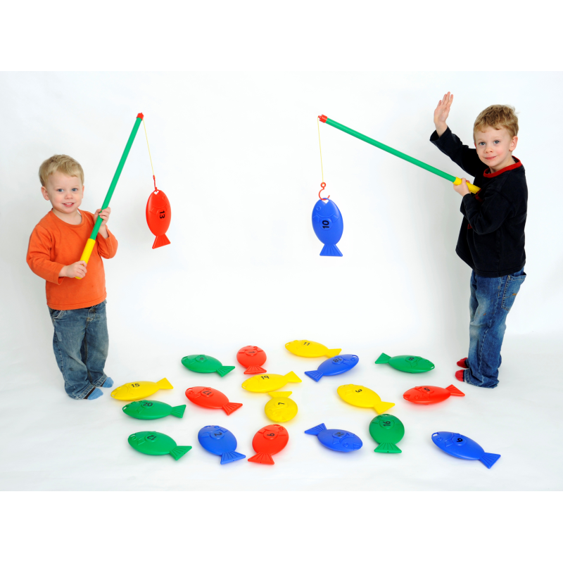 2 kinderen spelen vrolijk met een visspel en hebben veel plezier, ze leren tellen hierdoor. 2 kinderen spelen vrolijk met een visspel en hebben veel plezier, ze leren tellen hierdoor.