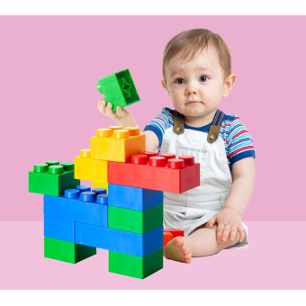 Baby spelend met blokken. Baby spelend met blokken.