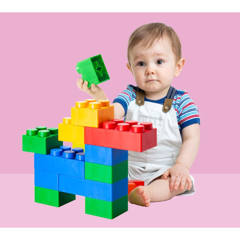 Baby spelend met blokken. Baby spelend met blokken.
