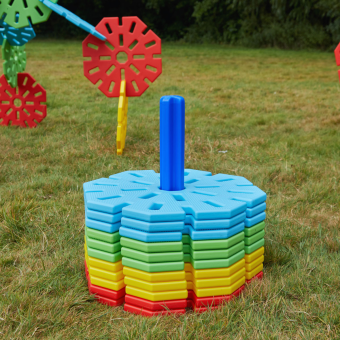 Kinder bauen mit großen Spielzeugen von Polydron Kinder bauen mit großen Spielzeugen von Polydron