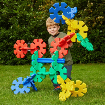 Grote kleurrijke Octoplay-constructie in de vorm van een dier, gebouwd door kinderen op een campingveld.