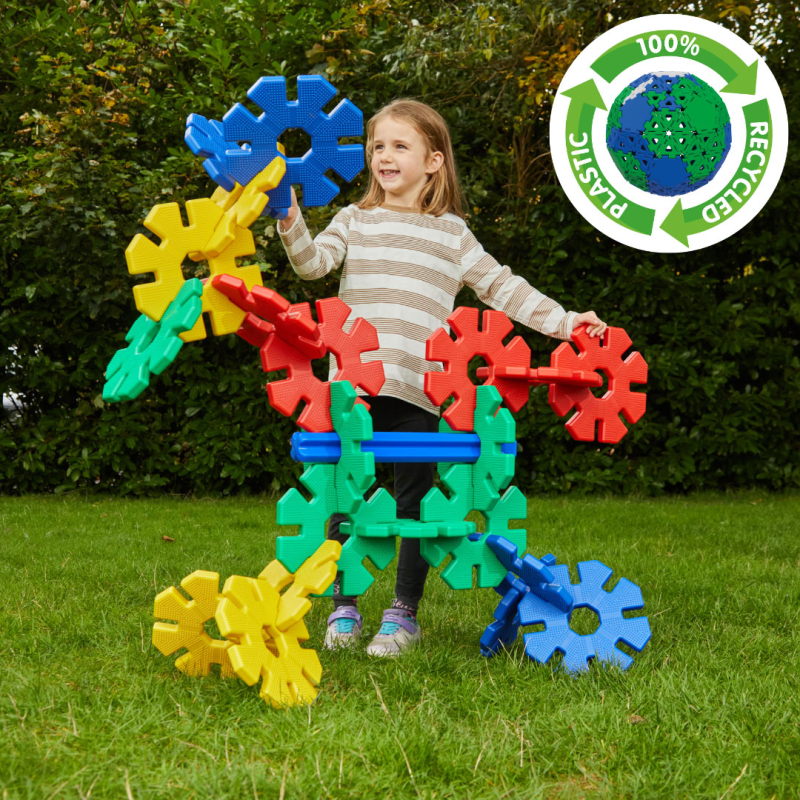 Kinder spielen draußen mit bunten Octoplay-Scheiben – perfekt für kreativen und lehrreichen Spielspaß im Freien.