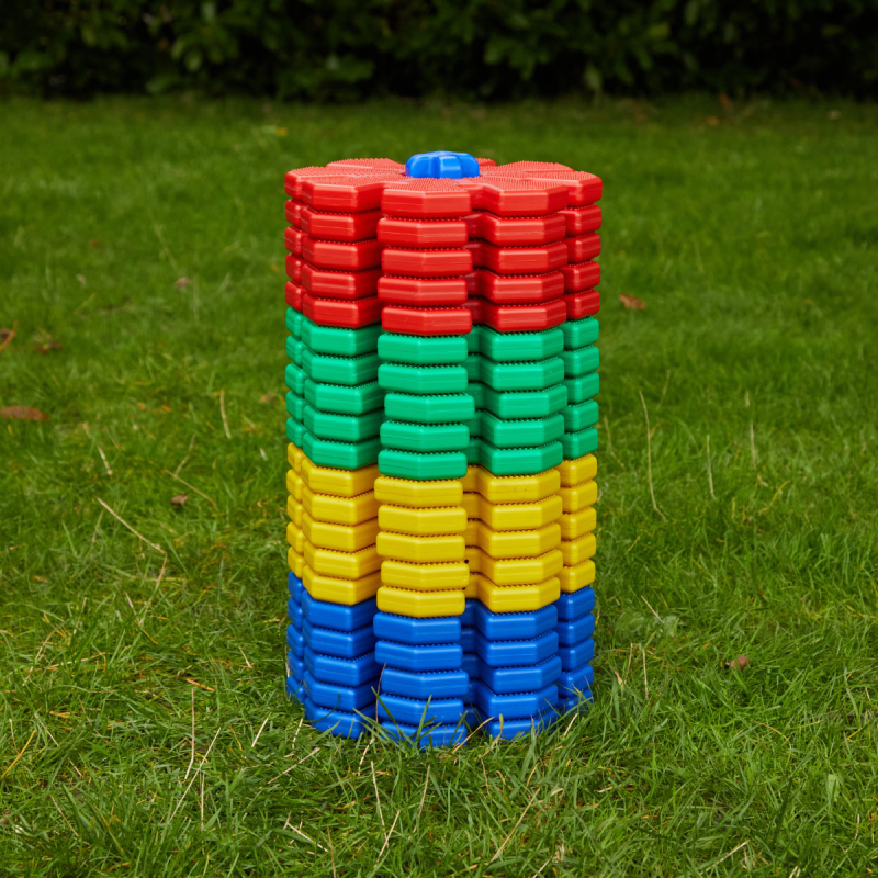 Kinder erschaffen fantasievolle Konstruktionen mit Octoplay – von Burgen bis zu Fahrzeugen.