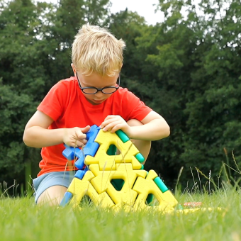 Mit 40 Teilen können Kinder endlos mit Formen und Strukturen experimentieren.