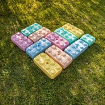 Kinderen spelen en bouwen samen met XL Blubloxx bouwstenen, geschikt voor binnen en buiten.