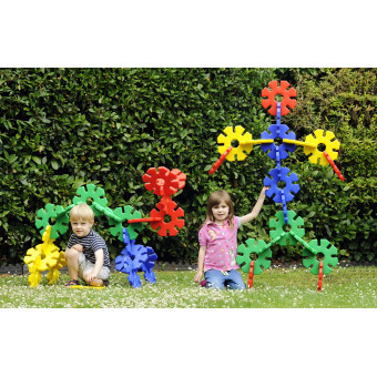 Großes, farbenfrohes Bauwerk aus Giant Octoplay in Form eines Tieres, errichtet von Kindern auf einem Campingplatz.