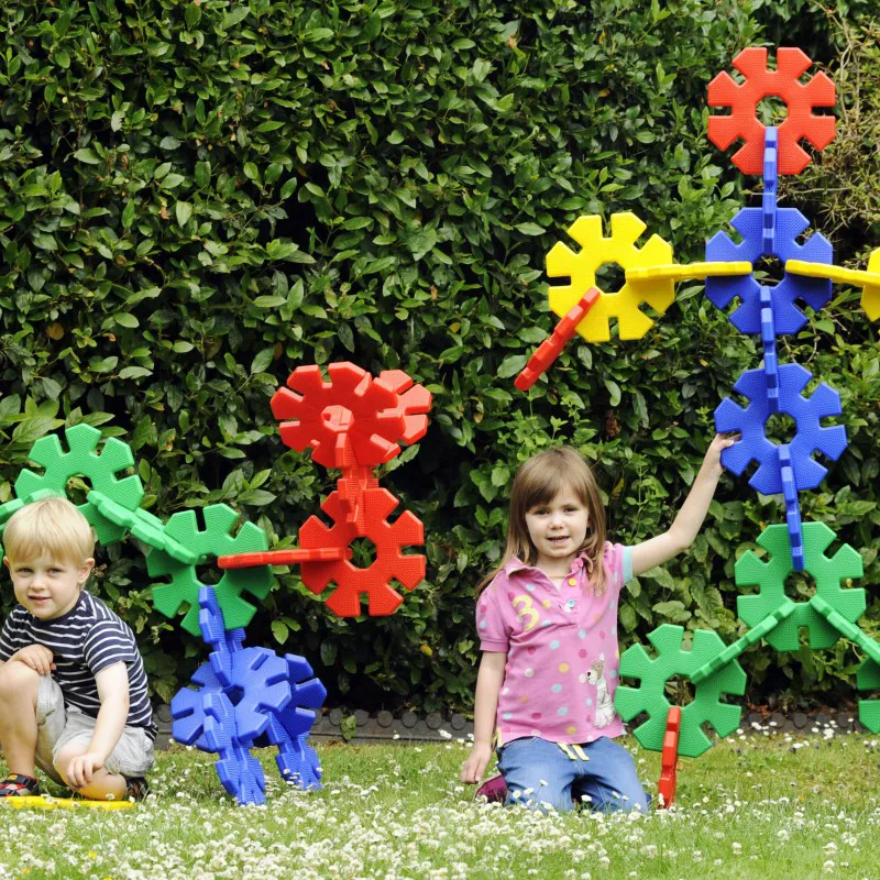 Großes, farbenfrohes Bauwerk aus Giant Octoplay in Form eines Tieres, errichtet von Kindern auf einem Campingplatz.