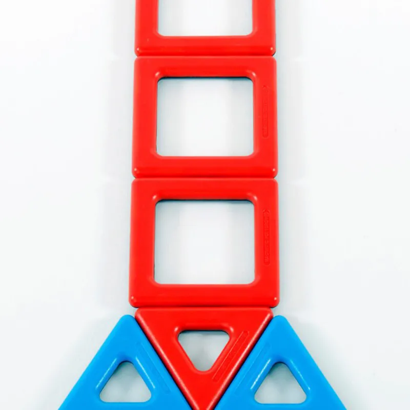 Mit Magnetic Polydron lernen Kinder über Geometrie und Kreativität.