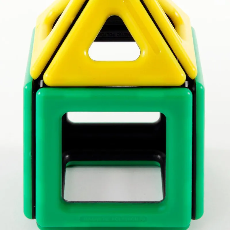 Kinder spielen und lernen mit den stabilen, magnetischen Bausteinen von Magnetic Polydron.