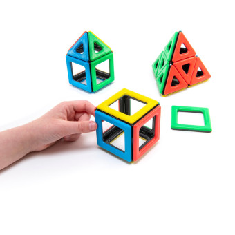 Kinderen bouwen kleurrijke creaties met de Magnetic Polydron basisset. Kinderen bouwen kleurrijke creaties met de Magnetic Polydron basisset.