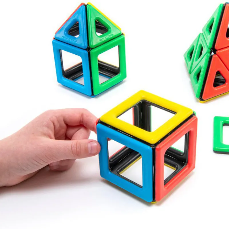 Kinder bauen bunte Kreationen mit dem Magnetic Polydron Basisset.