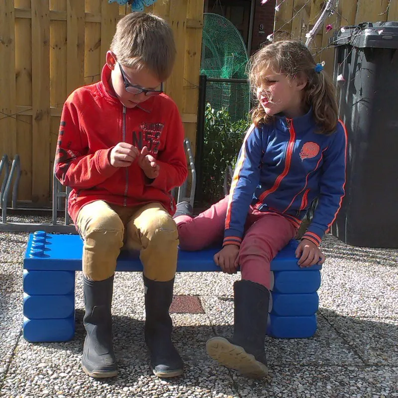 Een tafel om op te kleuren of schilderen Een tafel om op te kleuren of schilderen